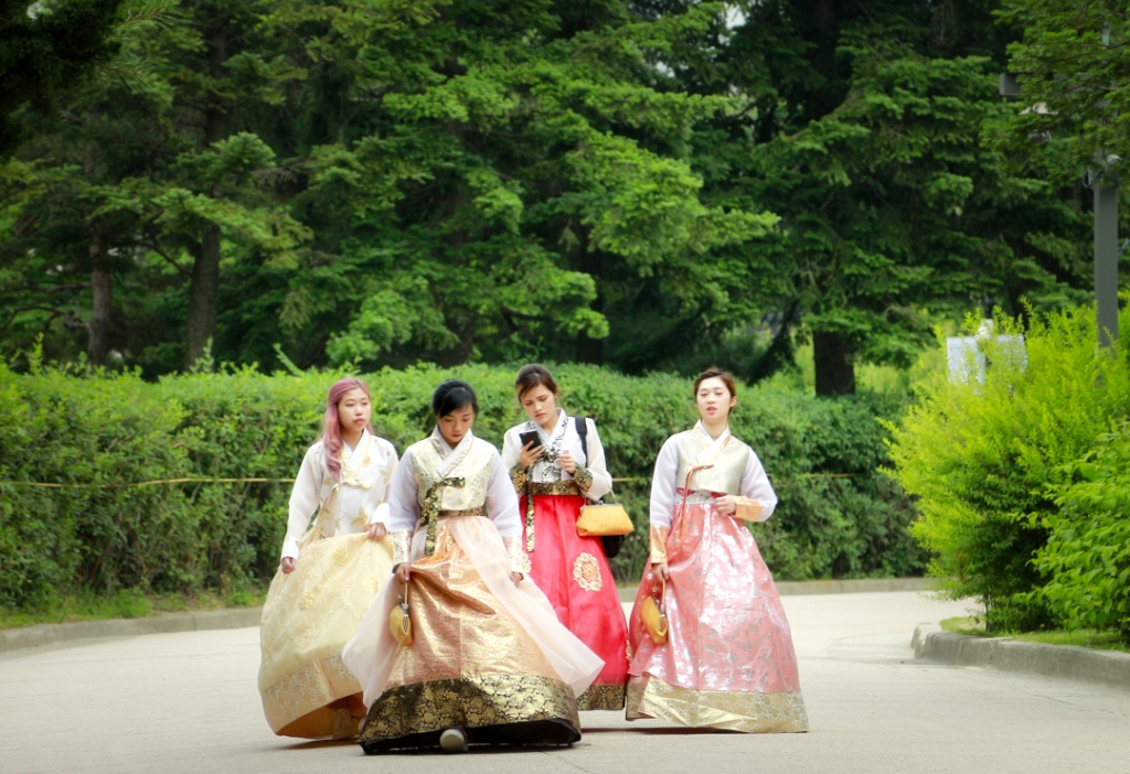 Hanbok, Mencintai Tradisi Korea